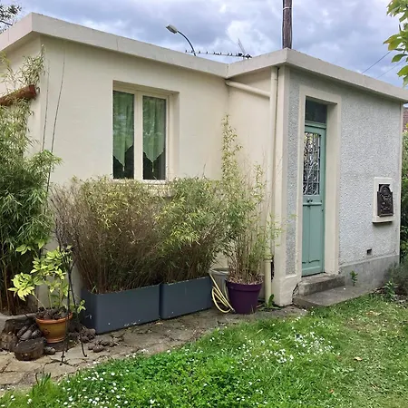 Holiday home Jolie Petit Independant Lumineux De 13m2 Dans Un Ecrin De Verdure Chatou